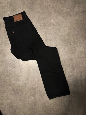 Levis 501 - Säljer dessa Levi jeans i modellen 501. Storlek 33 x 32. Vid eventuella frågor och funderingar, skriv!