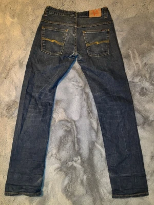 Nudie jeans slim Jim dry Japan  - Nu säljer jag ett par riktigt feta nudie jeans med en cool färg | Model: Slim Jim | Storlek: 30/33 | Colourway: Dry Japan | Skick: 8/10 | skriv till mig ifall du har fler frågor! 
