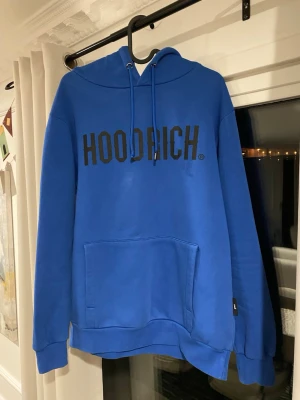 Hoodrich Hoodie  - Säljer en blå Hoodrich hoodie i storlek small, men passar mig bra som bär på M. Ena snörespetsen på hoodiens dragsnöre saknas. 