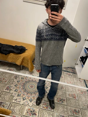 Hollister Hoodie  - Schysst hollister hoodie från 2010. Storlek S inga fläckar eller hål