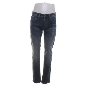 Mörkblå jeans från Crocker - Snygga mörkblå jeans från Crocker med klassisk femficksdesign och raka ben. Jeansen har en lätt tvättad look och är tillverkade i slitstarkt denim. Perfekta för dig som gillar en tidlös och avslappnad stil.