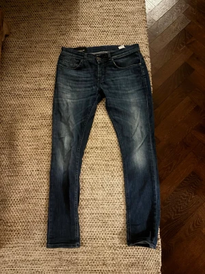  Dondup George strl 32 - Jeans från Dondup, modellen George. De är i strl 32 och inköptes för våren/sommaren för 3200. Det är 2025s kollektion och de är i prima skick knappt använda. Bara att höra av sig vid frågor!