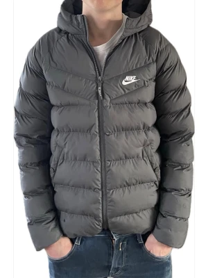 Nike pufferjacka - Fint skick, liten fläck på ärmen som jag tror går bort i tvätten XL i barn, motsvarar S i herrstorlek. Modellen är 180cm lång Priset är diskuterbart Fråga gärna frågor