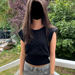 Svart topp - Fin svart topp som jag köpte på en marknad i Frankrike🤗