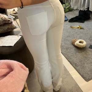 Vita jeans - Fina vita jeans med en snygg passform i mycket bra skick. Inte mina bilder utan tidigare ägares men använda 2 gånger efter det. De har ett stretchigt material men trots det lägger dom sig väldigt snyggt och ”snatchar” kroppen!