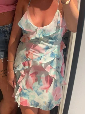 Klänning - Klänning från Zara. Storlek Xs. Fint skick då den knappast använts då den tyvärr inte sitter bra på mig. 💖