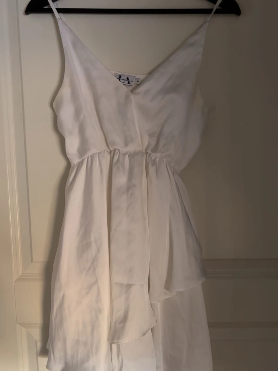 Vit omlottklänning med volang - 1