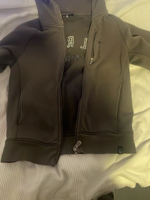 Sail racing zip hoodie - Olivgrön sail racing hoodie i mycket bra skick och i storlek s