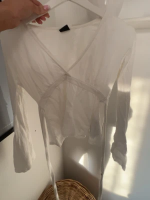 Vit omlottblus från Gina - Säljer en vit blus from Gina i storlek xxs, helt ny och sitter som en xs 