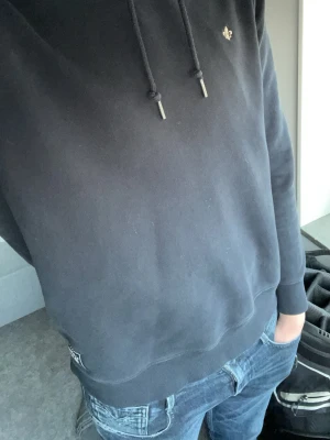 Morris hoodie - Marinblå Morris hoodie i bomull. Hoodien är i ganska bra skick. Storleken är L men den har krympt lite i tvätten så sitter bättre som M. Hör gärna av er för mer info eller bilder!