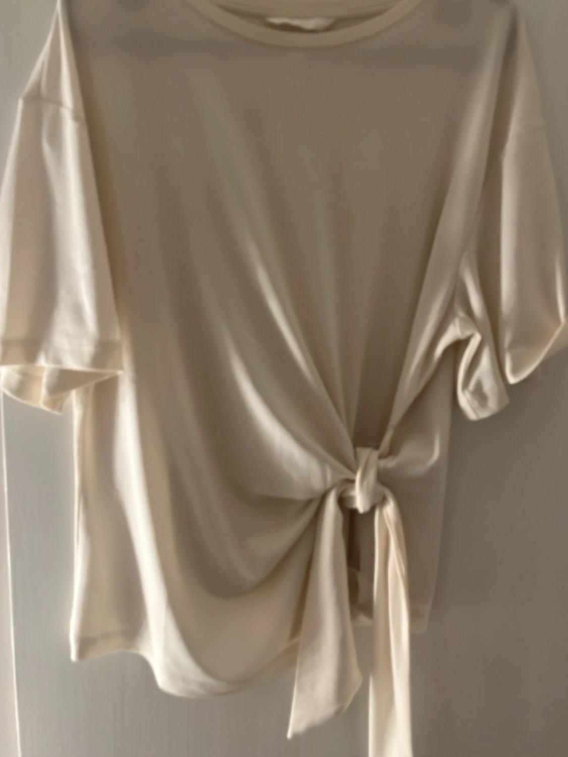 Krämvit topp med knyt framtill