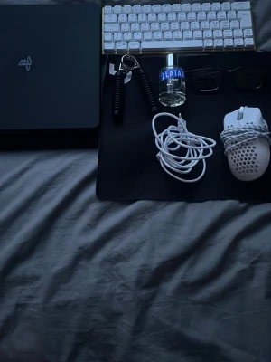 PlayStation 4 spelkonsol svart skriv för bättre pris  - Säljer en svart PlayStation 4 spelkonsol från Sony och ett sprillans nytt tangentbord och mus. . Perfekt för gaming. Och några extra grejer på köpet. Skriv för bättre pris. 