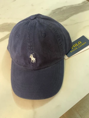 Mörkblå keps från Polo Ralph Lauren - Snygg mörkblå keps från Polo Ralph Lauren 