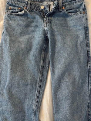 Low waist jeans - Väldigt low waist jeans från weekday. Inte använda strlk 26