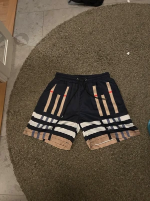 Burburry badbyxor  - Säljer för att dom inte passar mig