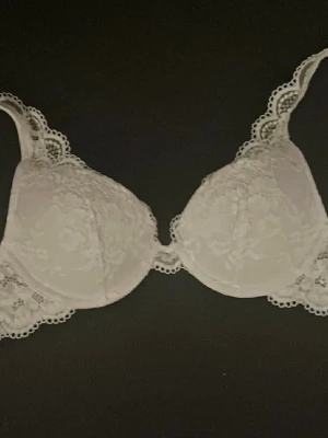 spets bh -  vit spets bh från lindex, nypris 349kr! användt väldigt lite storlek 70 A. säljer om denna för de belv nåt fel när ja sålde den så jag la upp den igen❣️