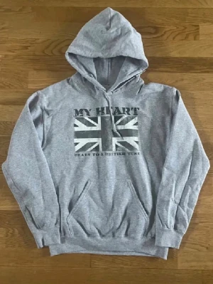 Drakenbergs hoodie - Tillverkad i mjukt sweatshirtmaterial. Grå med storlek S.