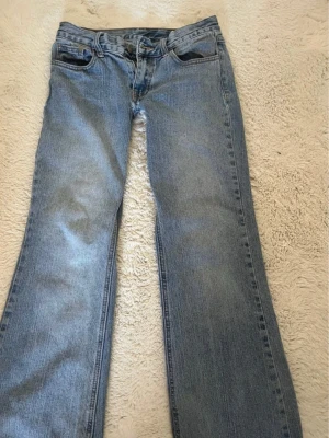 lågmidjade bootcut jeans  - super snygga lågmidjade bootcut jeans från brandy melville. har ett litet hål som går att fixa men annars i bra skick 