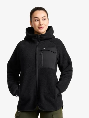 Svart fleecejacka med huva från RevolutionRace - Mysig svart fleecejacka med huva från RevolutionRace. Jackan har en bröstficka med dragkedja och detaljer i syntetmaterial, samt två sidofickor. Perfekt för lager-på-lager och outdoor. Stängs med dragkedja framtill. Knappt använd 