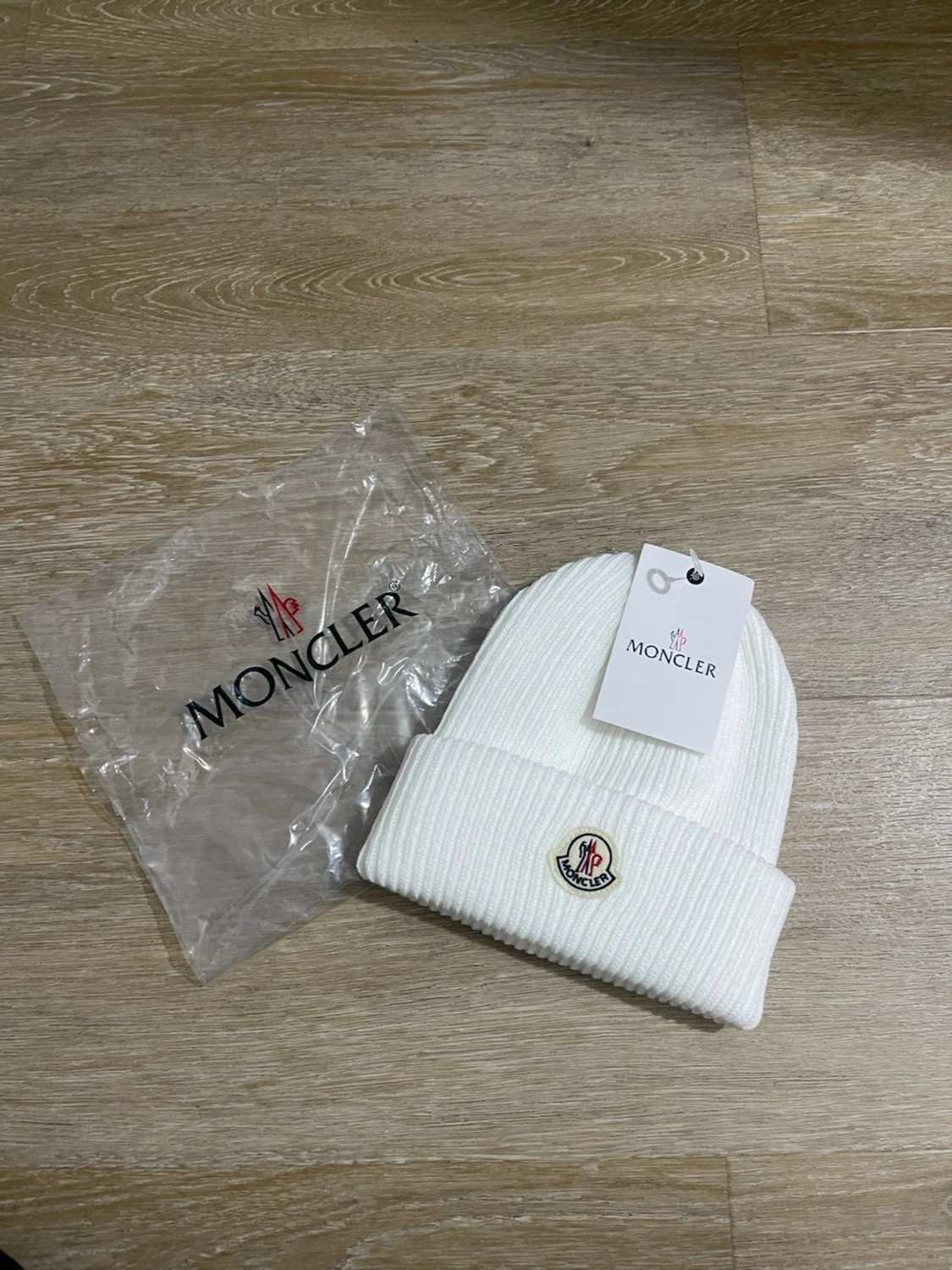 Vit ribbstickad mössa