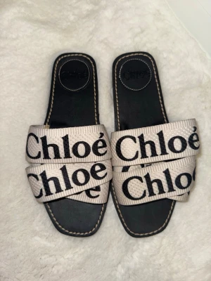 Tofflor  - Säljer tofflor som är använda en gång. Mycket fint skick och fina till sommaren. Strl 37 