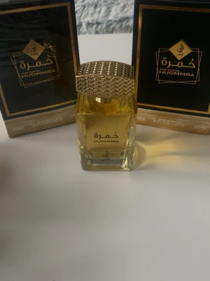 Huommra parfym med gulddetaljer - Lukta gott och får en ny oöppnad paket