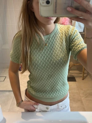 Somrig topp - As snygg grön tröja med fina detaljer, älskar nyansen av grön ockps! Från design by si i stl s och nästan aldrig använd 
