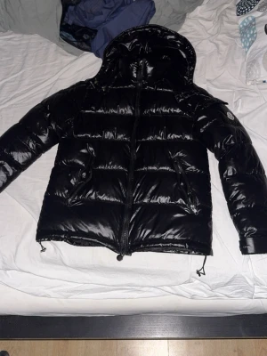 Svart puffer jacka!  - Används inte! Är inte en riktig version av Märket! Har använt den max 3 gånger fick den för cirka 1 månad sen ingen täcken på användning behöver däremot säljas pga av att jag sparar till en Motorcross! priset kan diskuteras! Börjar på 650