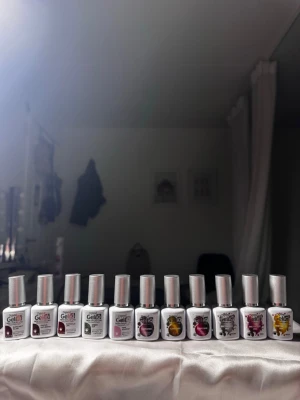 Depend kit  - Kit med olika gellack och effekter från Depend, köpt för 1394kr.  Helt nya.  5 gellack  3 chrome effect  3 metallic ink effect