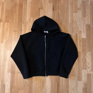 Svart ziphoodie Weekday (perfekt passform) - Svart hoodie från Weekday med hel dragkedja framtill och stor huva. Den mest perfekta passformen jag själv på en hoodie. Endast använd 2 ggr den är som ny. Säljer då den aldrig kom till användning (nypris: 900kr) priset kan diskuteras!