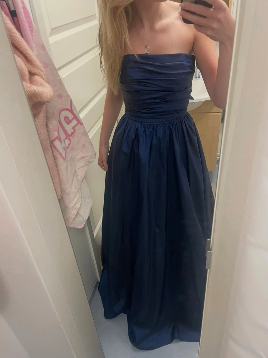 Marinblå axelbandslös balklänning