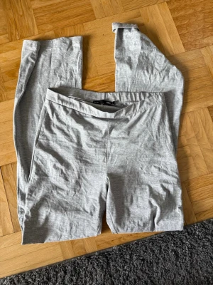 Grå leggings i mjuk bomull - Använda men i fint skick! Kolla gärna in min profil om de är något du vill köpa 🩷
