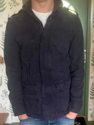 Field jacket  - Riktigt schysst field jacket, perfekt till våren👍 fint skick passar S-M🤝. Tveka inte att fråga om något skulle undras.