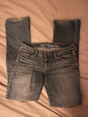 Lågmidjade jeans  - Innerbenslängd 82cm och midjemått 36cm. Säljer på grund av att dem tyvärr blivit för små för mig. Jätte fina och perfekt nu till våren!!
