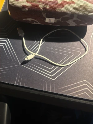 Bärbar högtalare med kamouflagemönster -  Hej, jag säljer min trådlös JBL högtalare som man kan mot mönster och trådlös jag ställer för att jag använder inte det så ofta längre 