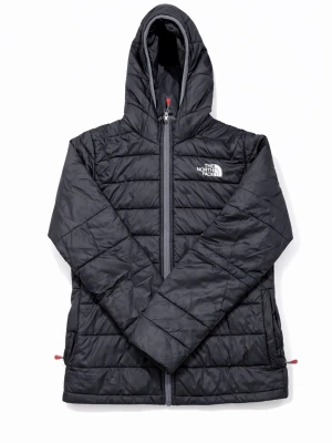 The North Face jacka - The North Face jacka i storlek S för män. Väldigt bra skick, men det finns en liten skada på armen som ej syns vid användning. Bekväm och praktisk jacka som jag rekommenderar. Hör av dig vid intresse/frågor. PRIS KAN DISKUTERAS!