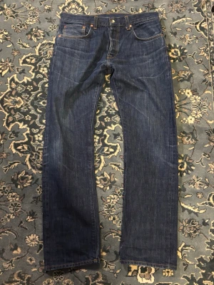 Italien Selvedge Denim - Sjukt snygga jeans i italienskt selvedge. Bra skick och skön passform. Mått: Midja:43cm Längd: 103cm Innerben: 70cm Benöppning: 20cm
