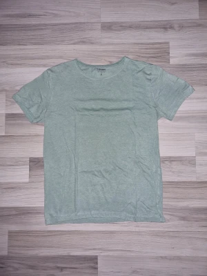 Ljusgrön basic t-shirt från OVS basic  - En stilren ljusgrön t-shirt från OVS basic med klassisk rund hals och korta ärmar. Tillverkad i mjuk bomull för en skön känsla. Perfekt för dig som gillar en enkel och clean look.