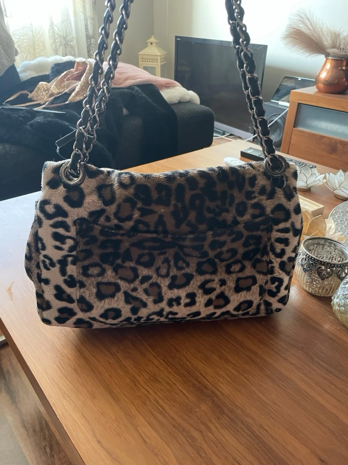 Leopardmönstrad fluffig handväska - 2