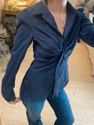 Marinblå skjorta - SÅÅ SNYGG