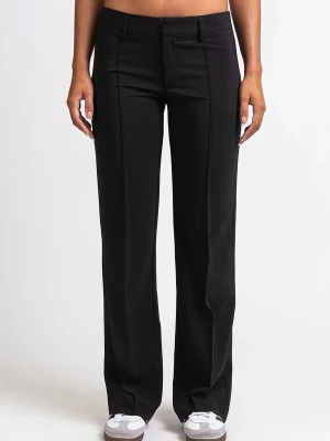 Svarta kostymbyxor från Madlday - Säljer ett par svarta kostymbyxor från Madladu med klassisk rak passform och pressveck.