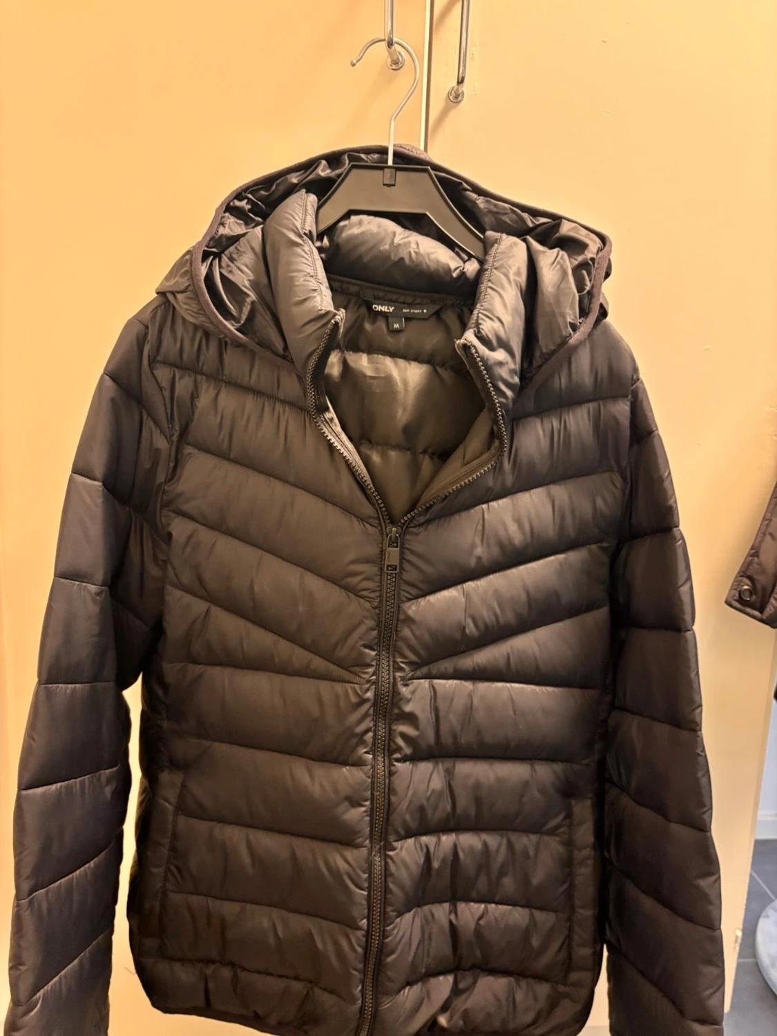 Svart pufferjacka från ONLY med huva