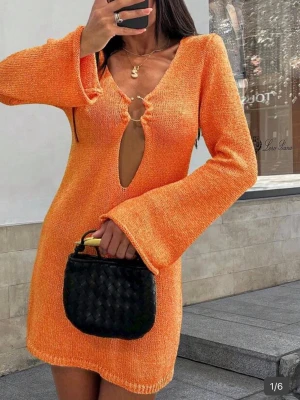 glittrig oranga stickad beachklänning - glittrig oranga stickad beachklänning köpt utomlands aldrig använd!!!