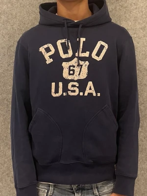Polo Ralph Lauren Archive Vintage Hoodie 67 USA - Tjena säljer denna tvärfeta hoodien från Polo Ralph Lauren. En äldre modell och perfekt för stockholm/archive stilen. Skriv gärna vid intresse! Tröjan är i storlek M men passar S/M.