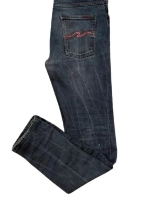 Nudie jeans limted edition  - Ett par sjukt snygga Nudie jeans med lite goa faders i storlek 33/34 men passar 31/34 bättre mått på dem är 106, 40 modell Lean Dean men är en sällsynt wash som även är limted edition. Hör av er vid nån fråga 😀👑