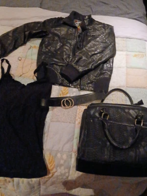 Style bundle - Skinnjacka - Lab industries, jeans wear.                       Väska - BY JOLIMA från 2000.                                    Resten - osäkert     