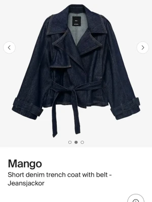 SÖKERRRR Mörkblå jeansjacka med skärp Mango - Snygg mörkblå jeansjacka från Mango med bred krage, knytskärp i midjan och trendiga detaljer vid ärmsluten. Jackan har en avslappnad passform och markerade sömmar som ger en cool look. Perfekt för dig som vill ha en unik twist på klassisk jeansjacka.