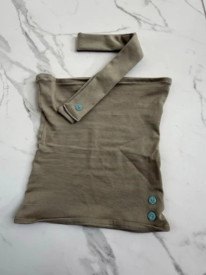 Topp - Selger denne super søte toppen med bånd/skjerf rund halsen🤍Den er kjøp av en svensk jente sitt brand og selger den siden passer den dessverre ikke passer xxs-xs🫶🏼