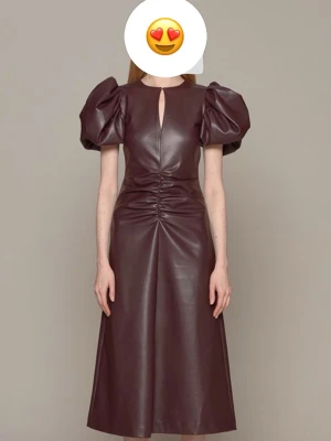 Vinröd klänning i syntet från Rotate - Vinröd långklänning från Rotate i skinn med puffiga korta ärmar och rynkade detaljer framtill. Klänningen har en elegant siluett och dragkedja i ryggen. Perfekt för dig som vill sticka ut med en unik look. Passar M L