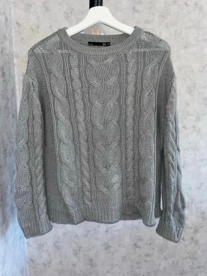 Grå kabelstickad tröja från Lager 157 - Säljer en grå kabelstickad tröja från Lager 157 med rund halsringning och långa ärmar. Tröjan har ett klassiskt flätmönster🙌🏻